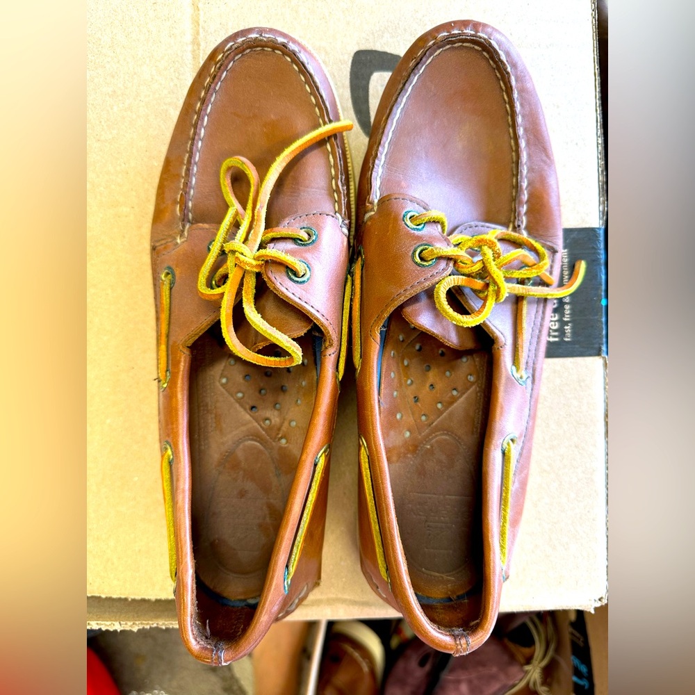 Sperry topsides 
Size 9